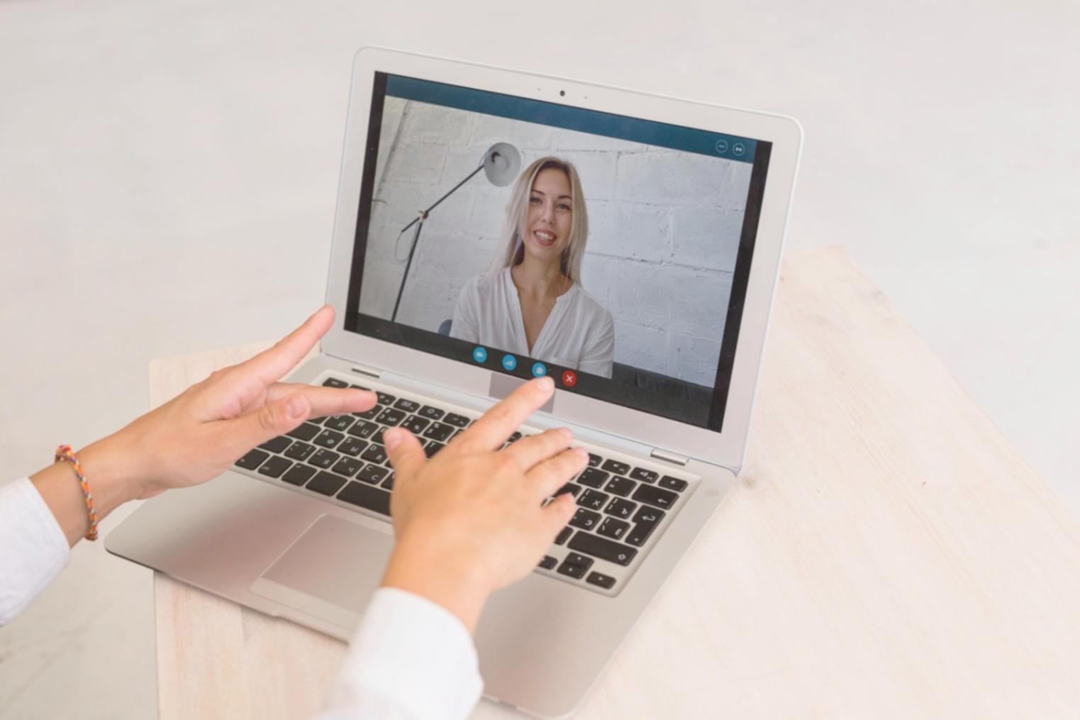 Salle de formation avec écrans financiers et participants en discussion stratégique