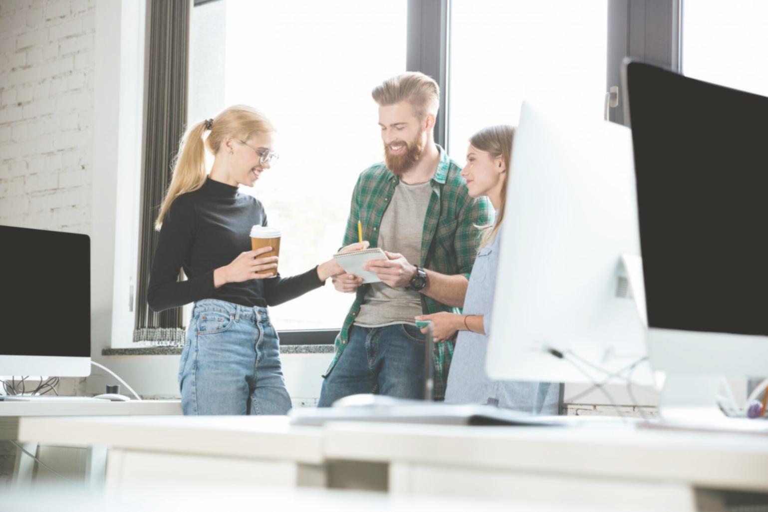 Session de travail collaboratif sur l'analyse financière avec documents et graphiques