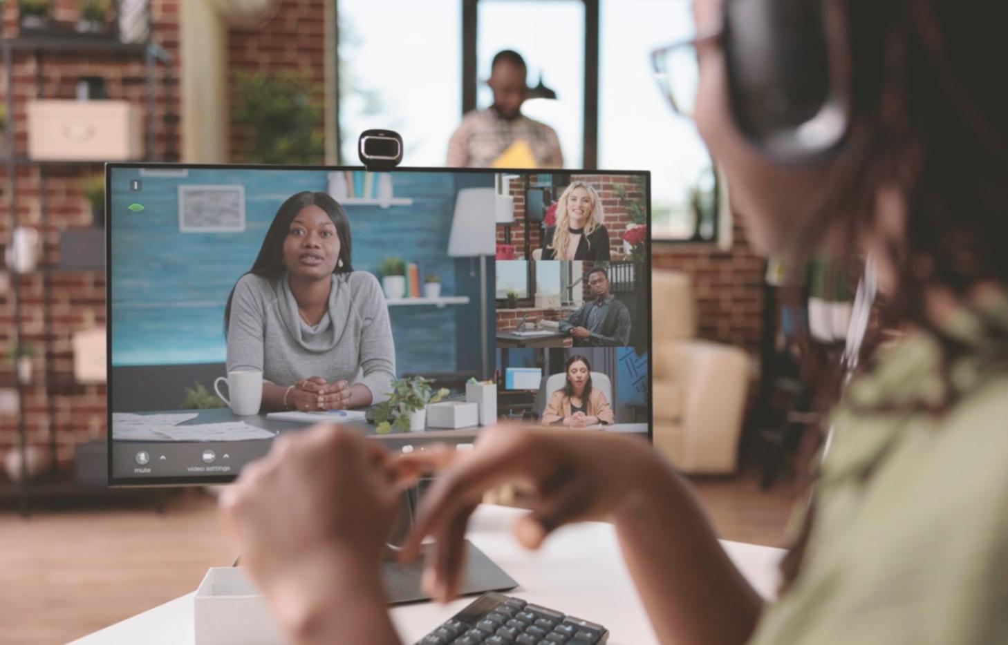 Session de travail en équipe sur modélisation financière complexe