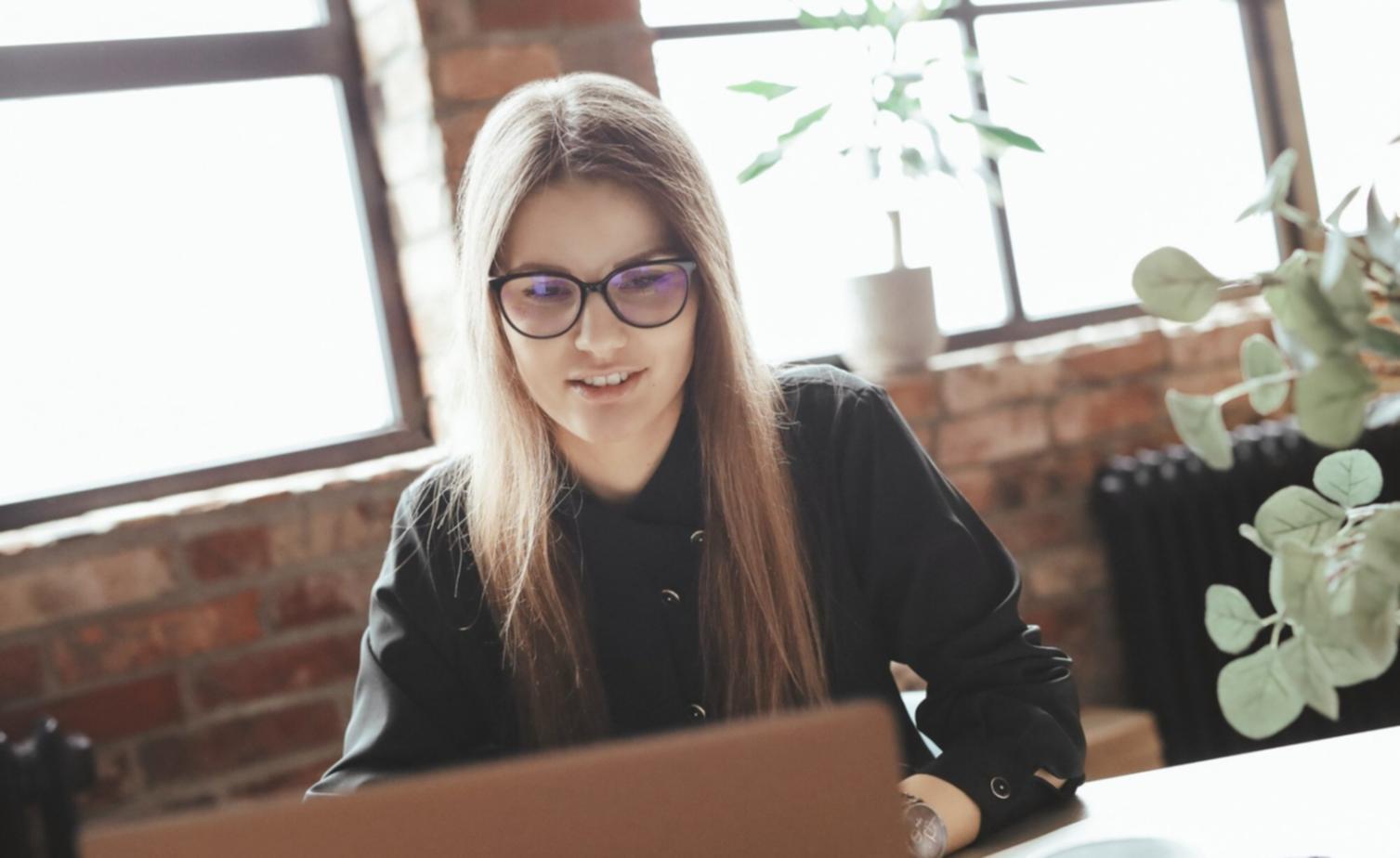 Séance de formation en planification financière avec étudiants travaillant sur des projections budgétaires