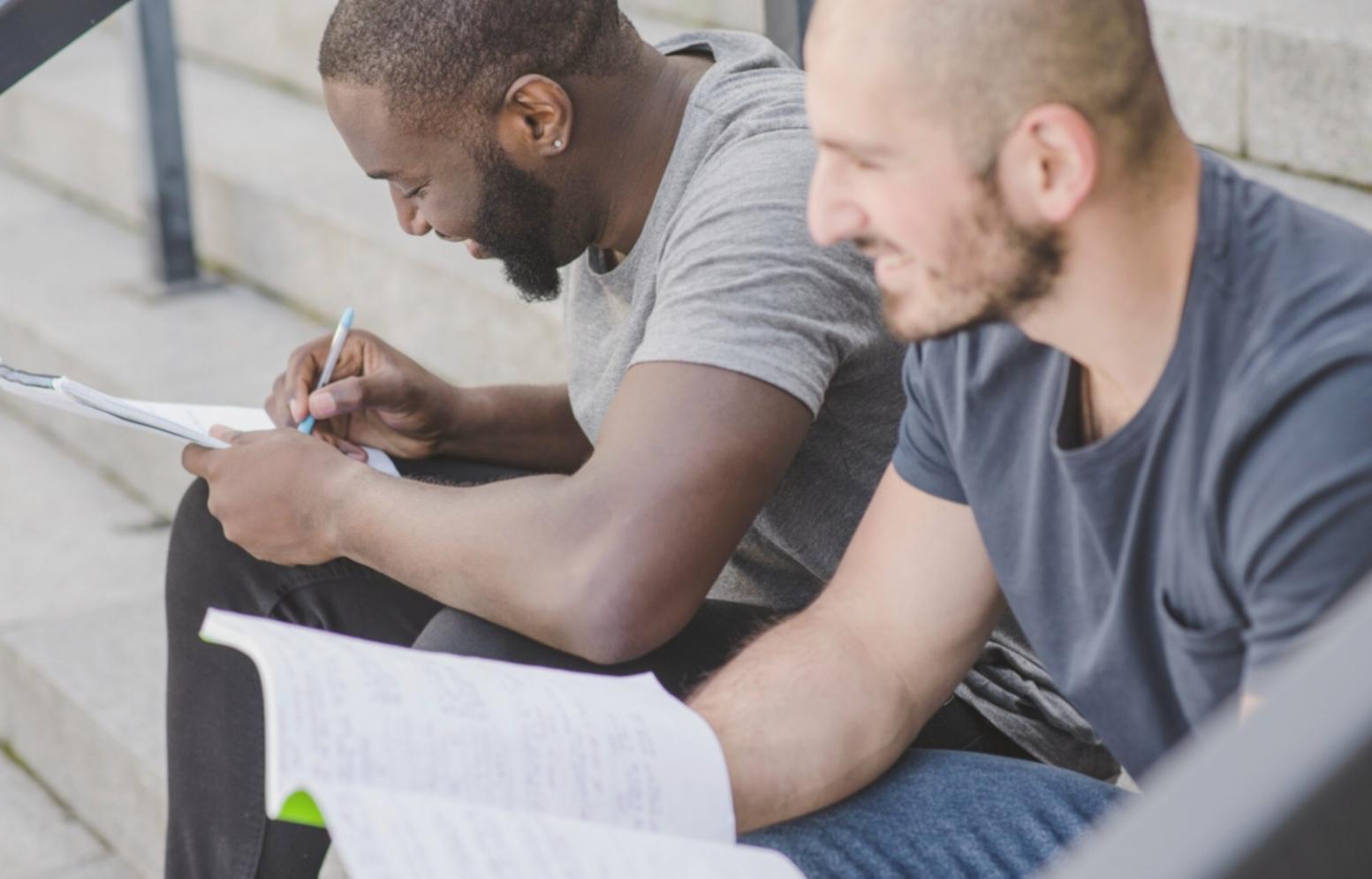 Réunion de travail avec présentation de graphiques financiers